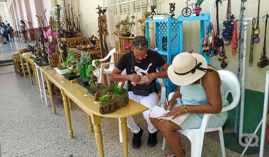 Emprendedores cubanos en un portal