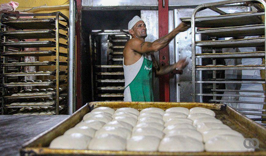 Proceso de producción del pan en Cuba. Foto: Hitch