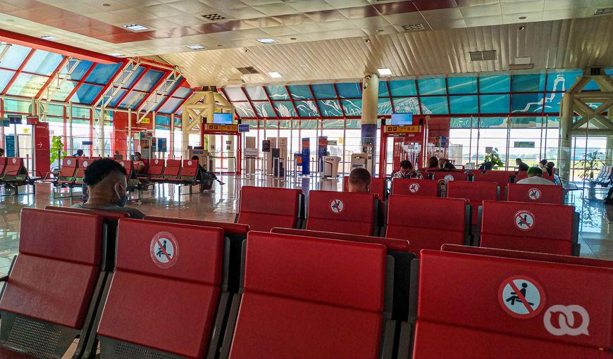 La sala de abordaje en el aeropuerto internacional José Martí, La Habana, está prácticamente vacía, debido a la disminución de visitantes extranjeros y los viajes internacionales de nacionales, debido a la COVID-19, que ha tenido efectos desalentadores para el turismo en Cuba.