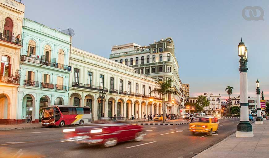 Auto tradicional, tráfico, Prado, Habana, Saratoga, Cuba. Foto: David Estrada.