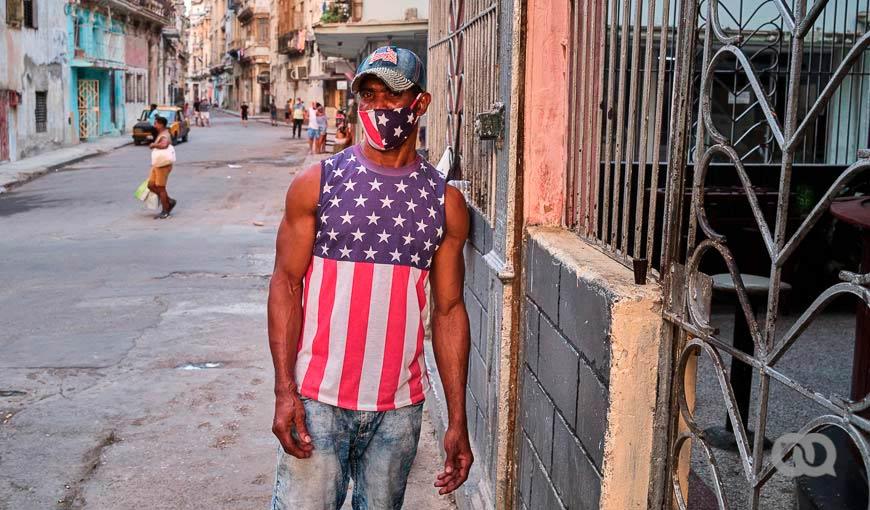 Hombre cubano vestido con camiseta y nasobuco de la bandera de Estados Unidos. La Habana. Cuba.