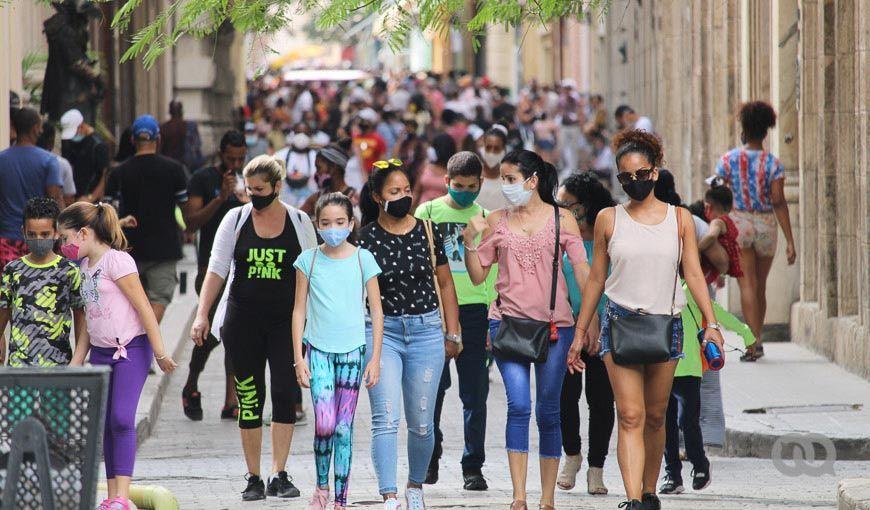 Transeúntes de La Habana caminando por una calle de la capital cubana con nasobucos.
