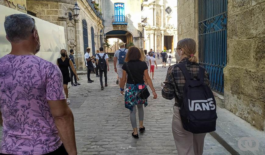 turistas caminan por calles de La Habana Vieja, Cuba.. Agencias de viaje.