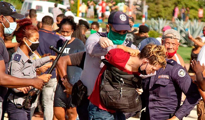 Un agente de la policía cubano reprime a un manifestante pacífico