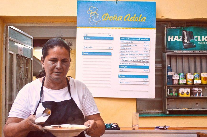 Adela ofrece en su restaurante privado comida gratis para ancianos en La Habana. Foto: Luis Ruiz Morales