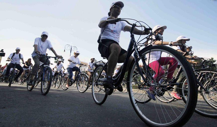 Primeros usuarios de las bicicletas durante la inauguración. Foto: Alba León. Tomada de Juventud Técnica.