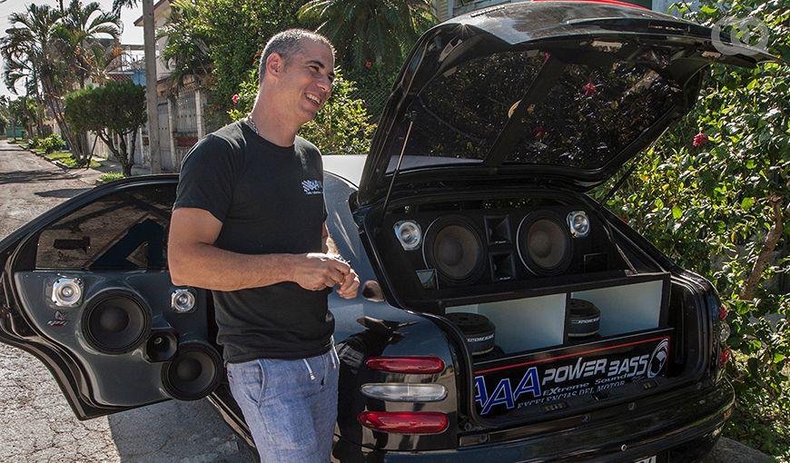 Alex López, propietario del Taller de Autos AAA —Auto Adornos Alex—, especializado en la instalación de audio, luces, empapelados y otros servicios.