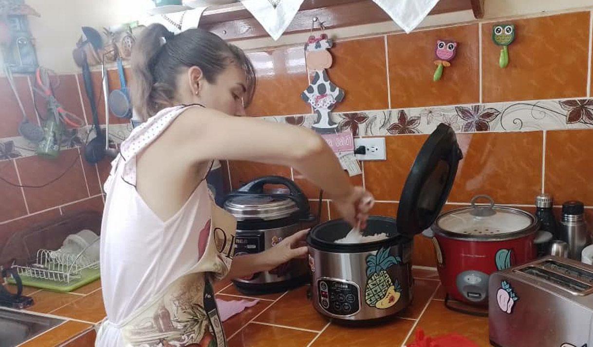 mujer cocina equipos eléctricos