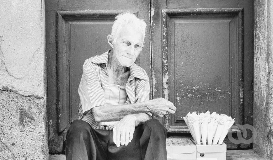 vendedor de maní, envejecimiento poblacional en Cuba, seguridad social. Foto: Bradys Barreras.