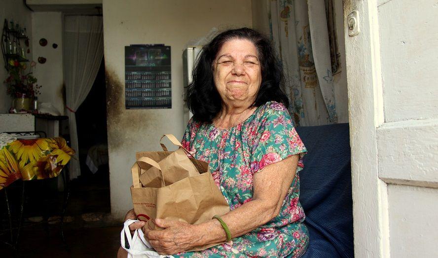 Anciana beneficiada con las donaciones de Juanky's Pan y otros negocios privados de La Habana. Foto: Hitch (elTOQUE-Periodismo de Barrio)