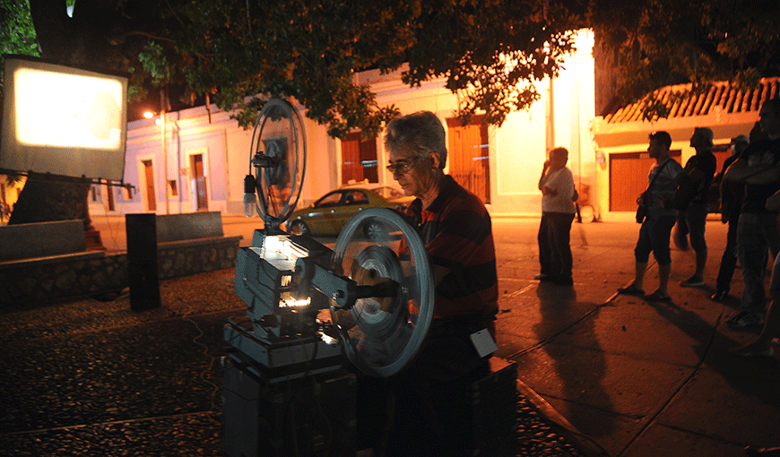 Domingo proyectando películas. Foto: Carlos Rafael