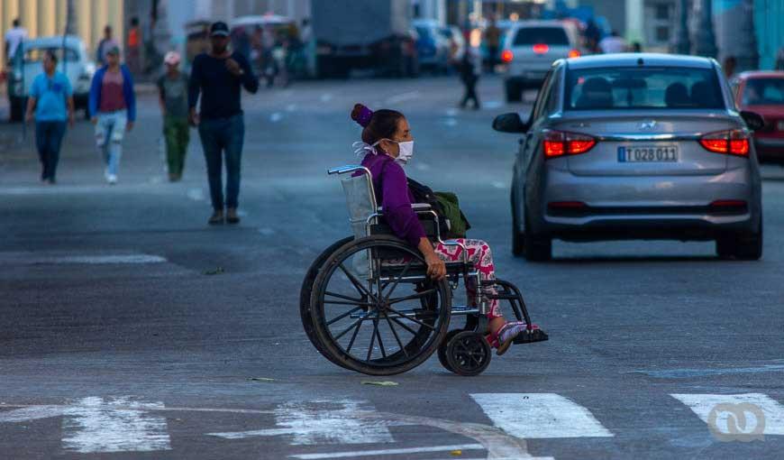 Mujer discapacitada recorre calles de La Habana en el contexto de la pandemia de la COVID-19. Foto Sadiel Mederos.