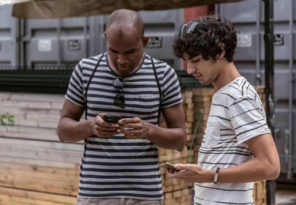 Jóvenes cubanos con sus teléfonos móviles. Foto: Jenny Sánchez