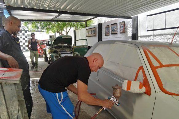 El taller de chapistería y pintura está enclavado en un barrio las proximidades de la Plaza de la Revolución. Foto: IPS_Cuba