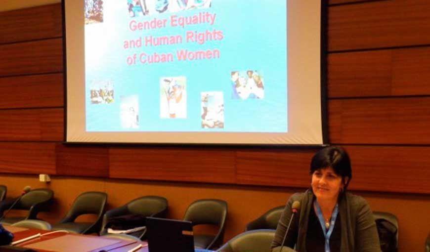 Carolina Amador, como representante de la FMC en ese año, presenta en Ginebra la conferencia "Igualdad de género y los derechos de la mujer en Cuba" en 2013. Foto: Tomada de Cubadebate.