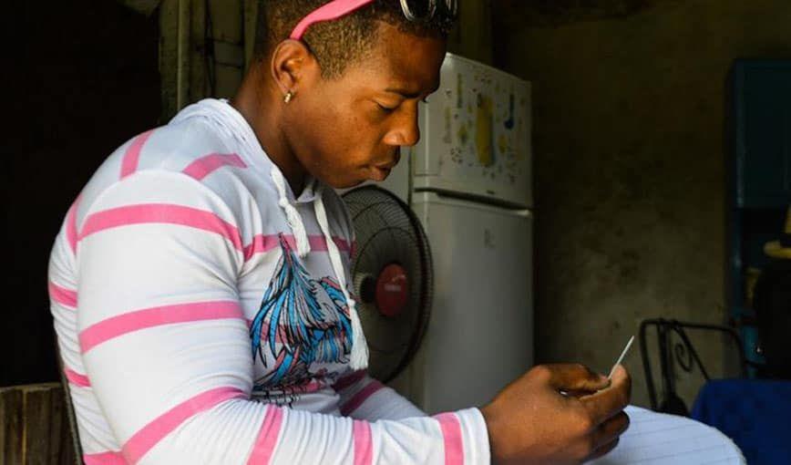 Hombres bordadores de Trinidad: la necesidad no entiende de prejuicios