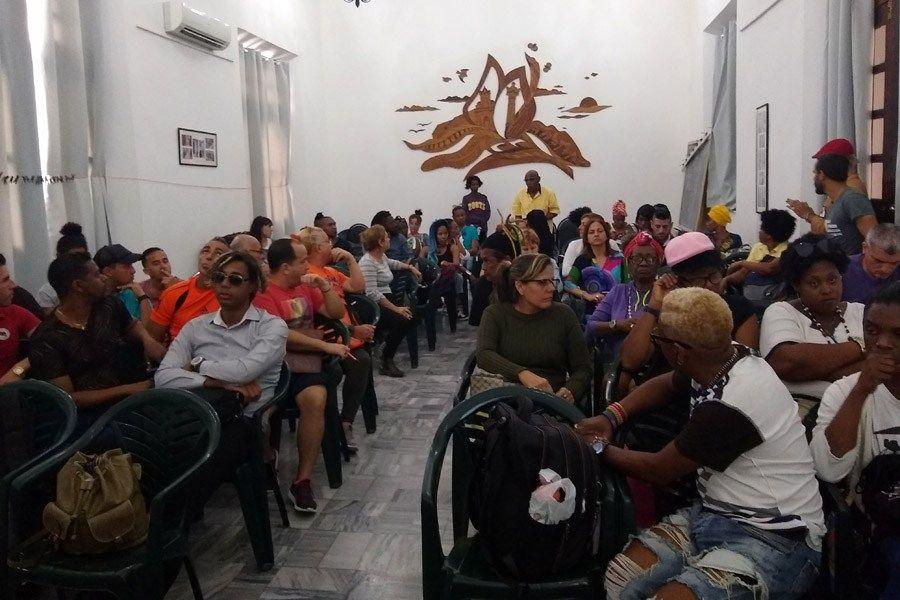 Debate entre las y los participantes sobre retos del activismo antirracista y LGBTI en Cuba, durante el taller. Foto: Archivo IPS Cuba