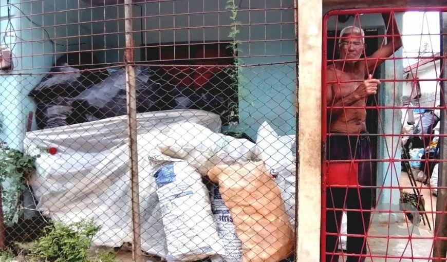 Reciclaje en Cuba, sacos de materia prima, plástico, gestión de desechos sólidos. Ñico y su materia prima. Foto: Ely Justiniani.