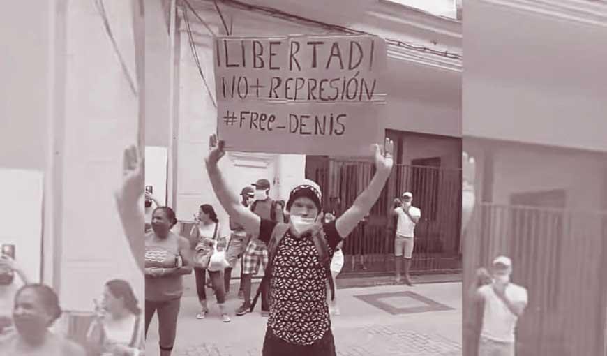 El joven cubano Luis Robles mientras caminaba por el Boulevard de San Rafael con un cartel en el que pedía más libertad para Cuba y el cese de la represión por parte del Gobierno.