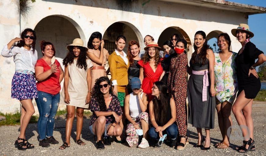Actrices y diseñadoras cubanas en sesión fotográfica por el empoderamiento femenino en La Habana. Foto: Mónica Moltó.