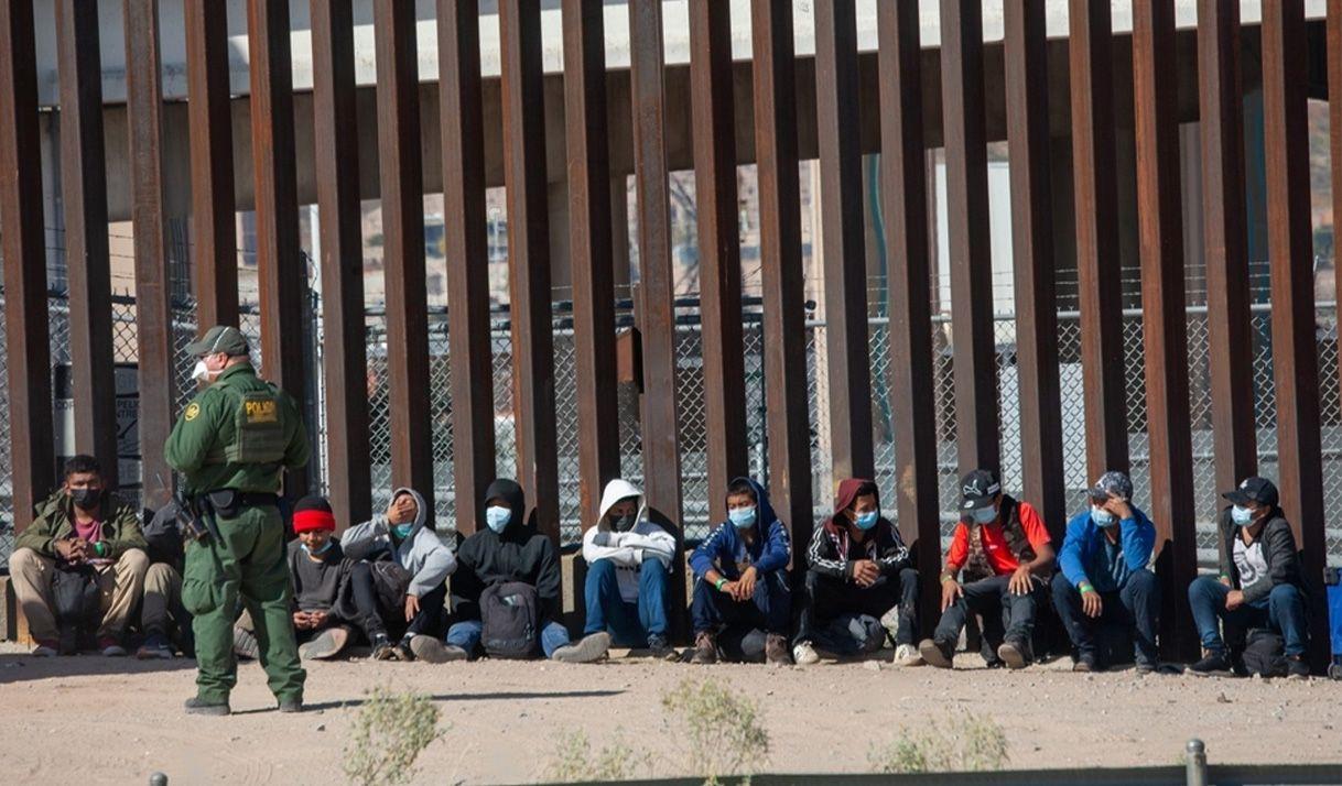 migrantes muro policía fronteriza