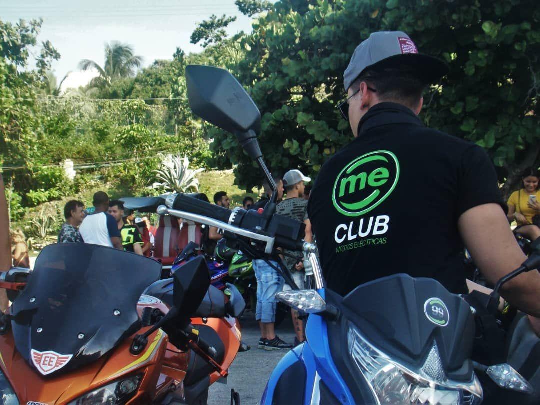 Los pulóveres y pegatinas en las motos permiten diferenciar a los integrantes de ME en las distintas actividades. Foto: Pedro Sosa Tabío.