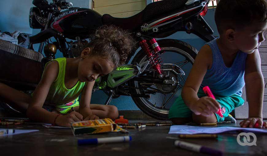 Con niñas y niños en casa debido al aislamiento por COVID-19, las familias deben poner en práctica diversas alternativas de educación y crianza. Foto: Sadiel Mederos.