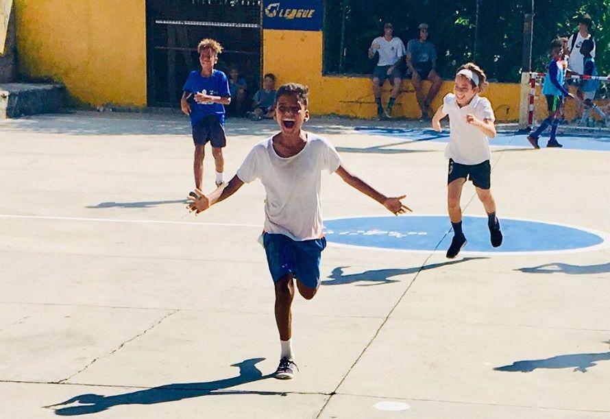 Niño celebra un gol en La Liga en Cuba. Foto tomada del perfil de Twitter del embajador británico en Cuba, Anthony Stokes