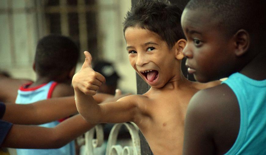Niño cubano se divierte. Foto: Marcos Paz
