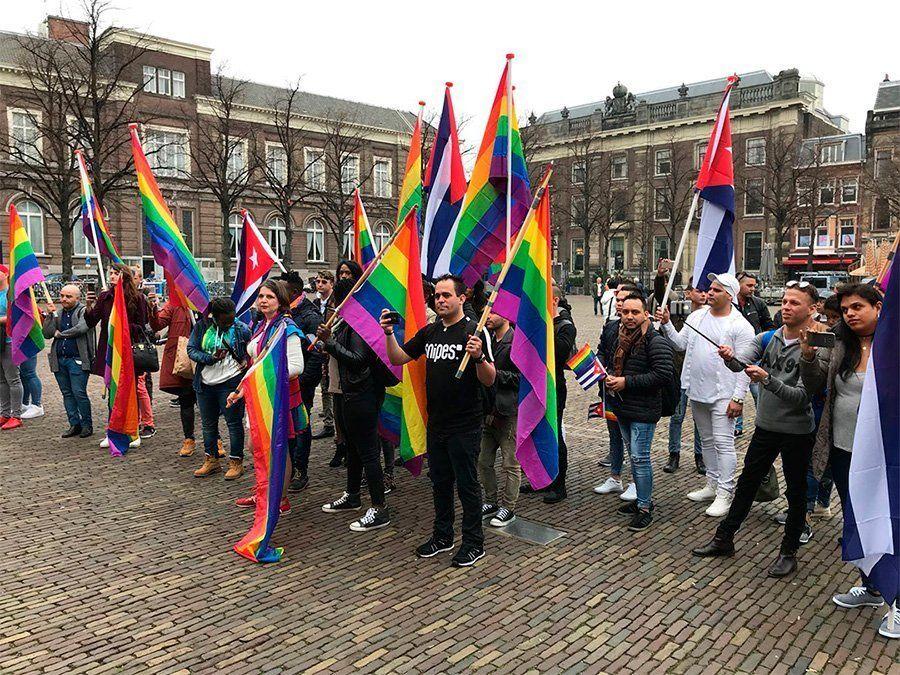 Onasis, al centro de la foto, en una protesta frente al parlamento holandés.