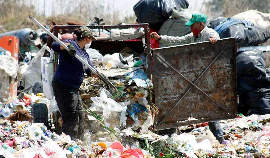 Pepenadores, quienes recogen, escogen y clasifican los desperdicios en la basura. Foto: Hector Tenorio/Lado B, México.