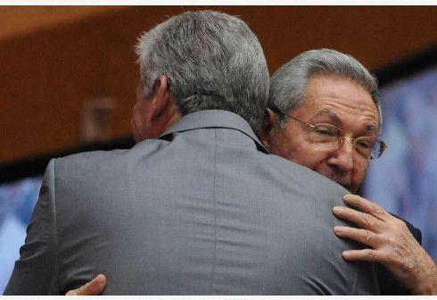 Abrazo entre Raúl Castro y Miguel Díaz Canel. Foto: Prensa Latina
