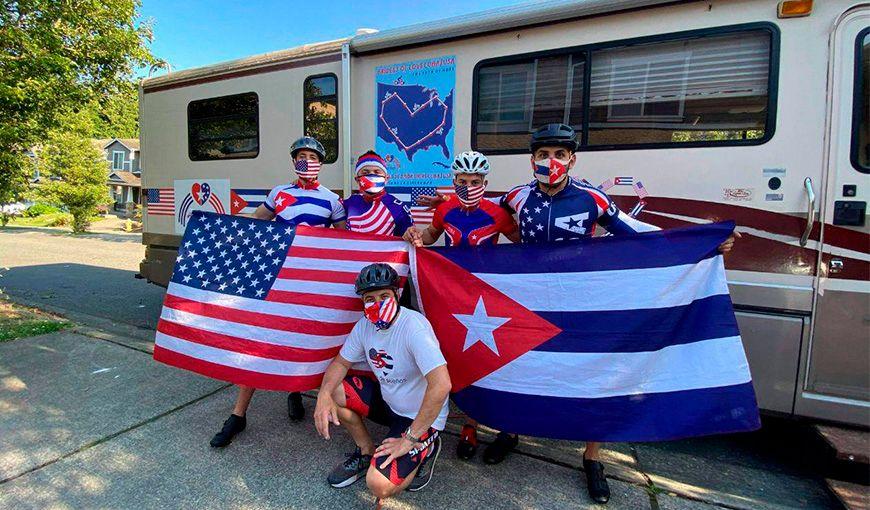 Carlos Lazo junto a los amigos y familiares que lo acompañaron en la caravana en bicicleta. Foto: Cortesía del entrevistado.