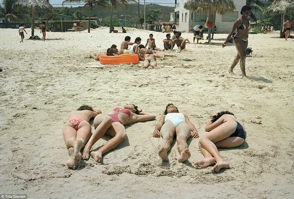 Cubanos en una de las playas del Este, uno de los pocos lugares que no perdió su sentido. Foto: Tria Giovan.
