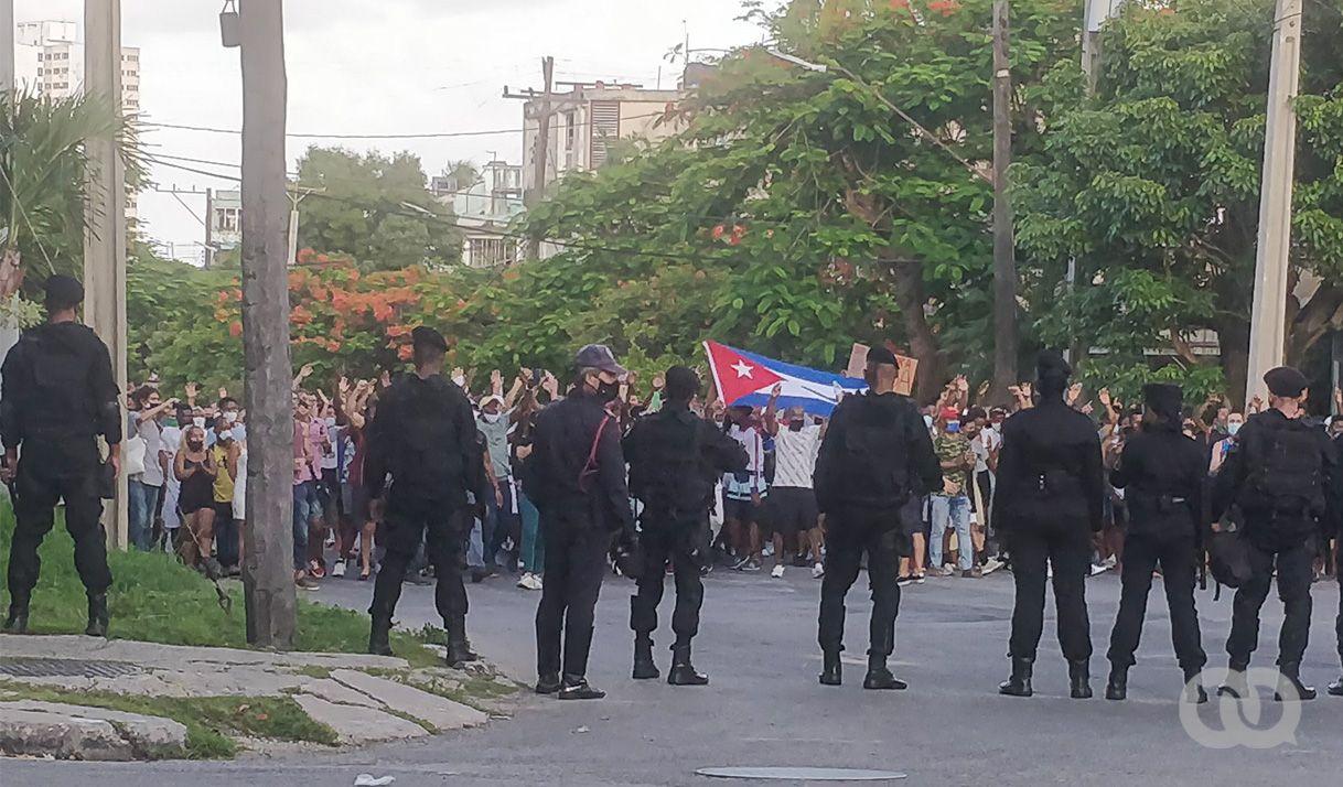 policías bandera cubana protestas 11 J