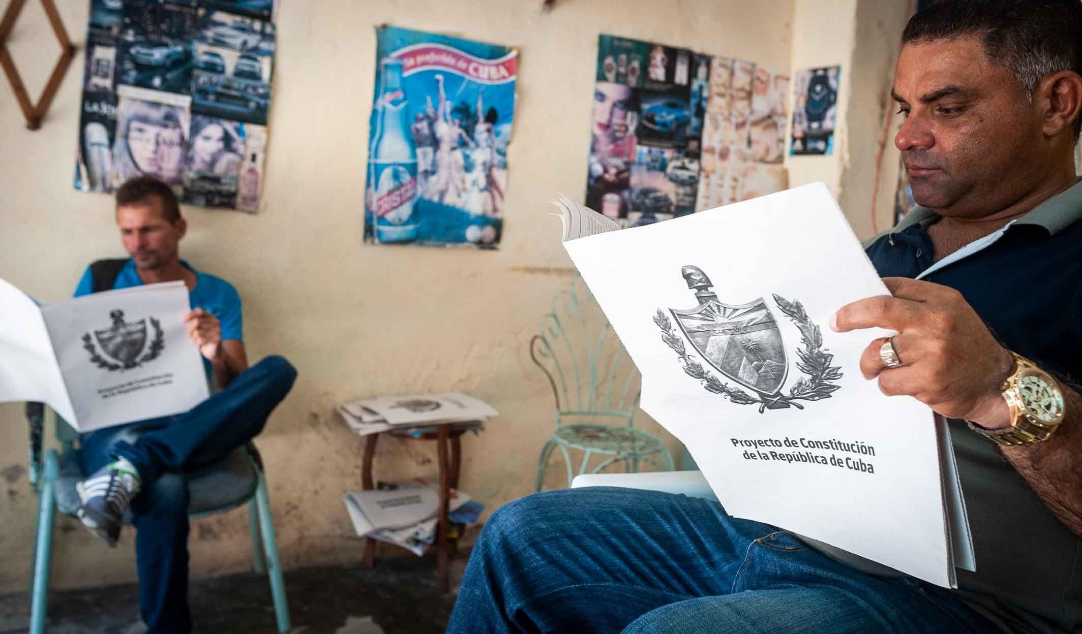 Cubanos leen el proyecto de nueva Constitución en Cuba. Foto: Bradys Barreras