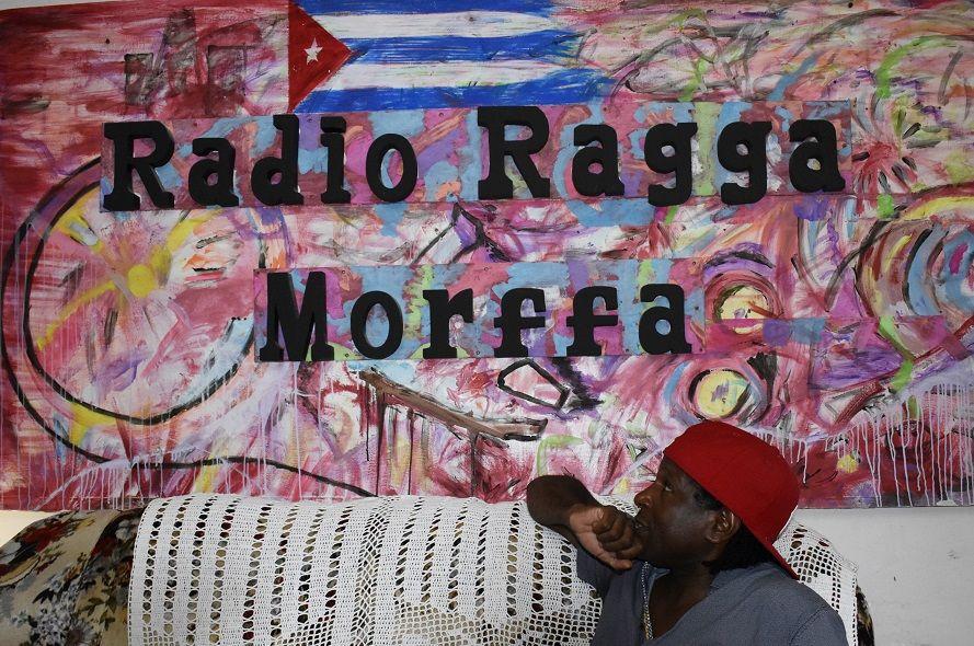 Antonio Leonel Parda en la entrada del estudio de Radio Ragga Morfa en La Habana.