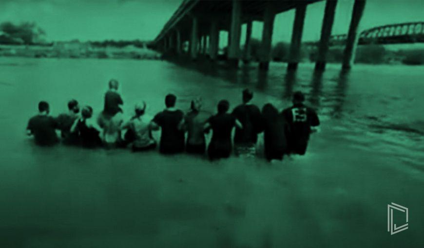 Captura de pantalla de un video de migrantes cubanos cruzando el Río Bravo