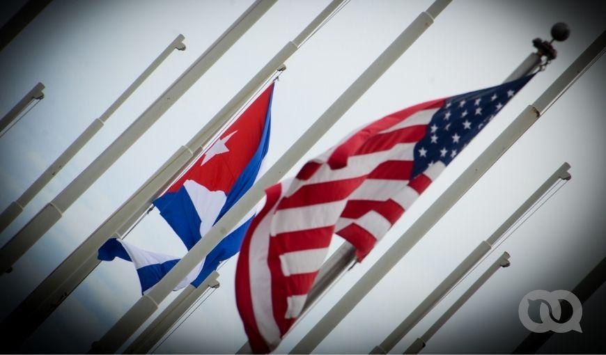 Banderas de Cuba y Estados Unidos. Tribuna antimperialista. Foto: Kaloian.