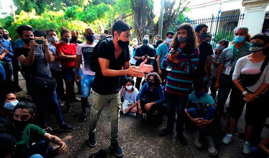 El dramaturgo y actor Yunior García Aguilera conversa con algunos de los artistas que participaron en la manifestación pacífica frente al Ministerio de Cultura el 27 de noviembre de 2020. Foto: elTOQUE.