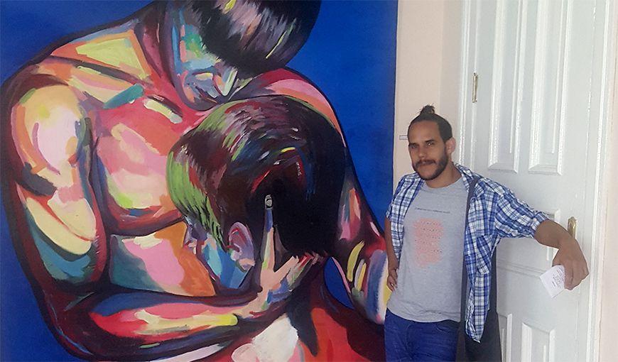 Yadiel Cepero junto a la obra El Abrazo en el XXIII Festival Nacional de Artistas Aficionados de la FEU en 2016. Foto cortesía del entrevistado.