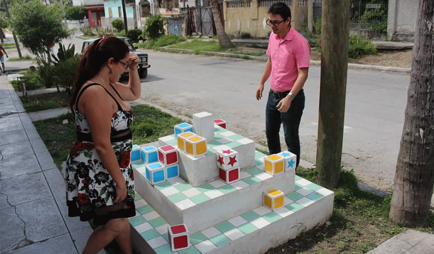 Yosdel Vicente y Lis Powell, creadores de CIMA, juegan en el tablero que crearon frente a su casa en Párraga. Foto: Cortesía de los entrevistados.