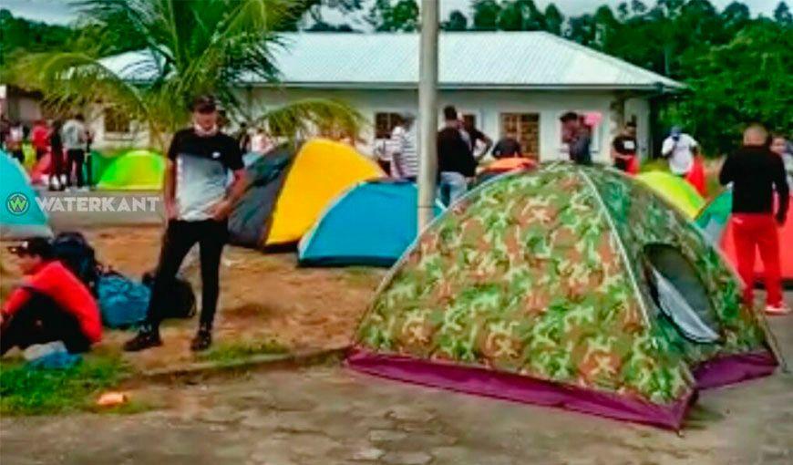 Del 30 de noviembre al 17 de diciembre de 2020 centenares de cubanos permanecieron acampados en las afueras de la estación del ferry Canawaima, en espera para cruzar a Guyana y continuar travesía hacia Estados Unidos. Imagen: Tomada del medio surinamés Waterkant.