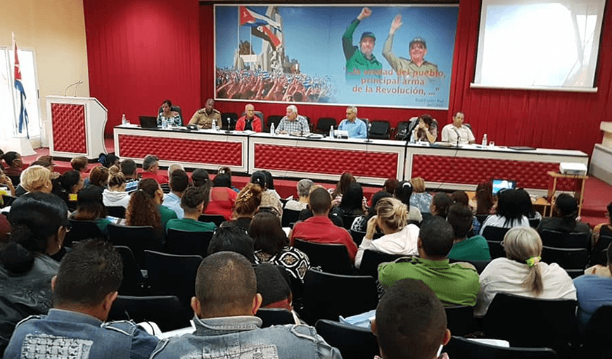 Debates de los proyectos de ley en Camaguey: Foto: Miosotis Fabelo. Tomada del sitio web de Radio Rebelde.