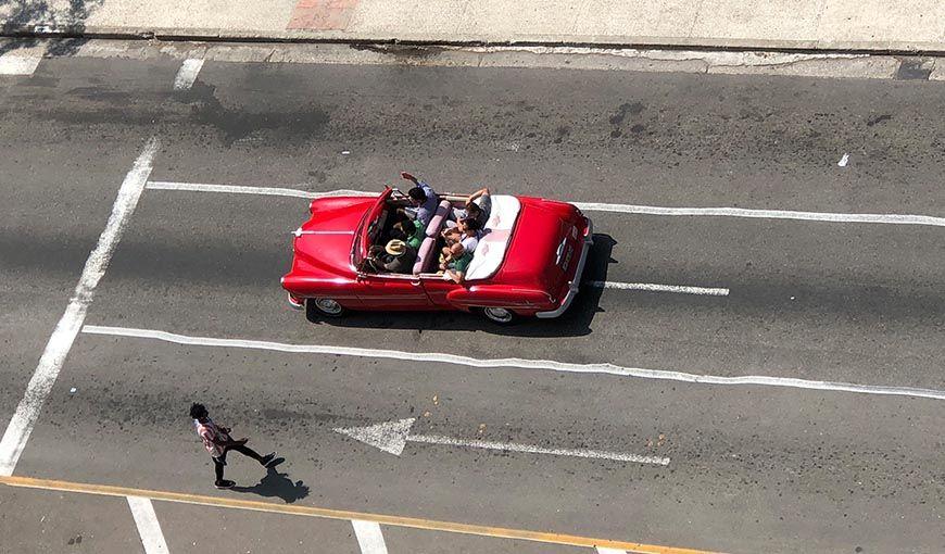 Turistas recorren La Habana en auto fabricado en la primera mitad del Siglo XX. Foto: Norges Rodriguez.