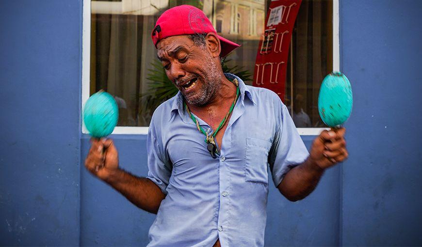 Justo es un personaje popular en la ciudad de Santiago de Cuba. Foto: Hansel Leyva