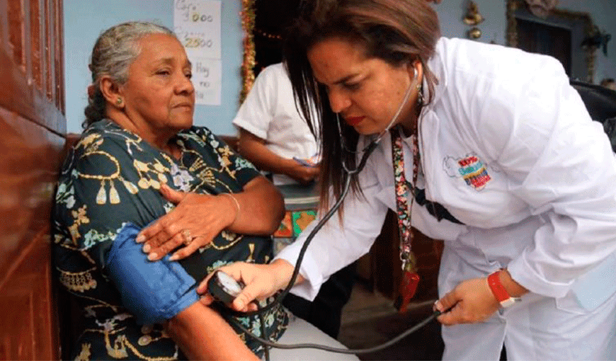 Doctora cubana atiende a paciente venezolana. Foto: Tomada Venezolana de TV