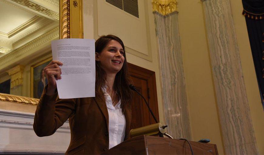 Marta Deus muestra una carta firmada por emprendedores cubanos en diciembre de 2016 y dirigida al preseidente Trump. Foto: Tomada de OnCubaNews