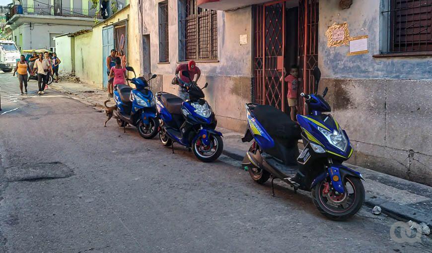 Motos eléctricas en La Habana. Foto: Sadiel Mederos (elTOQUE Cuba).