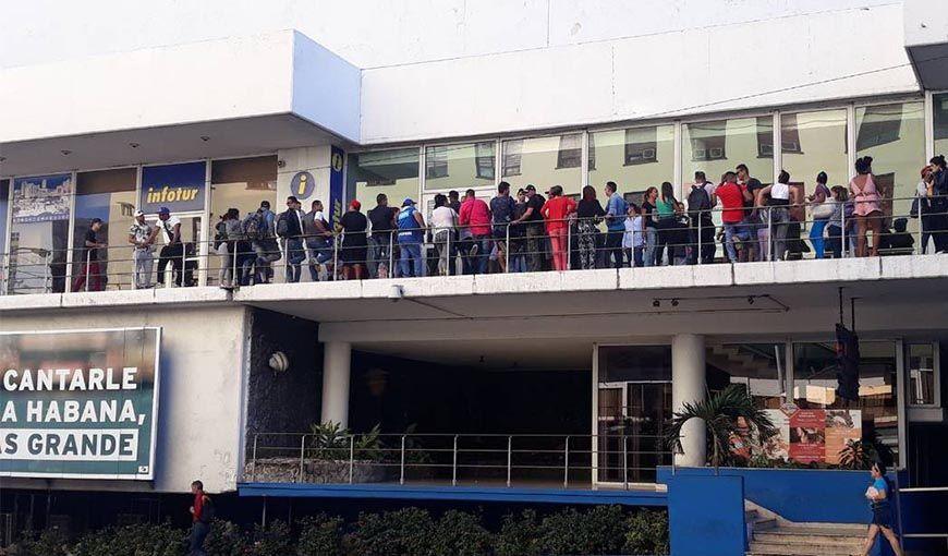 Decenas de cubanos haciendo cola para comprar un boleto a Managua en Avianca. 14YMEDIO 14YMEDIO